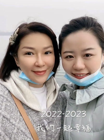 文婷与邓女士合影400