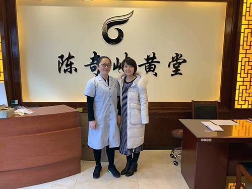 荣荣（右）与岐黄弟子曾晓庆（左）合影500